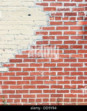 Un vecchio rosso un muro di mattoni. Può essere utilizzata come sfondo. Foto Stock