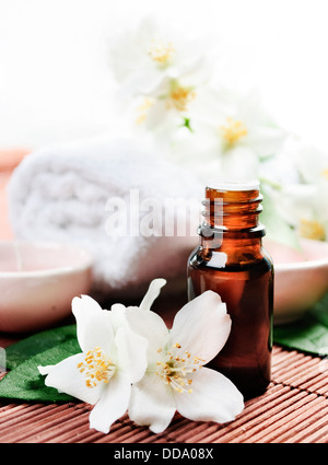 Olio essenziale di fiori di gelsomino su sfondo di legno Foto Stock
