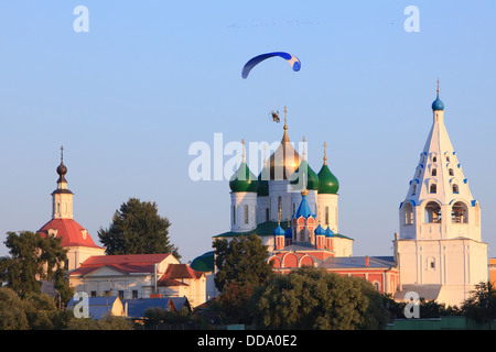 Un paramotore volare sopra il Cremlino di Kolomna, Russia Foto Stock