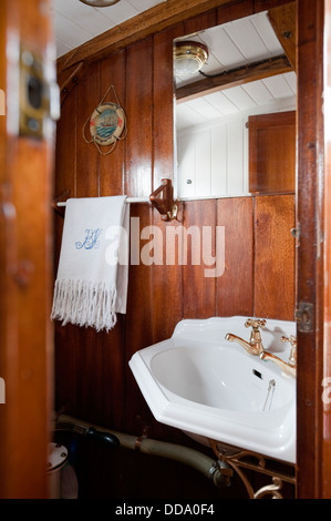 Interni cabina - Bagno con specchio e scaldasalviette Rail Foto Stock
