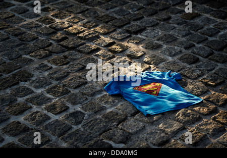 Childs superman t shirt illuminata dal sole su una strada acciottolata. Regno Unito Foto Stock