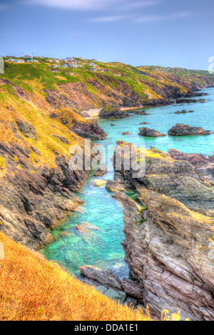 Costa scoscesa della Cornovaglia con colori intensi e brillanti blu del mare e del cielo Whitsand Bay Cornwall in HDR Foto Stock