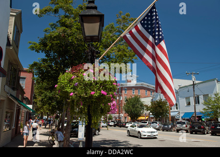 Stati Uniti bandiera MAIN STREET sag harbor LONG ISLAND NEW YORK STATI UNITI D'AMERICA Foto Stock