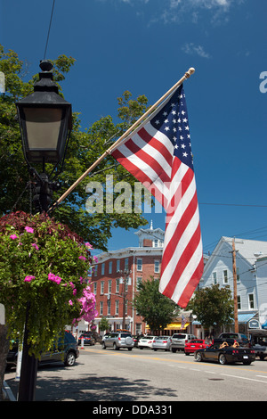 Stati Uniti bandiera MAIN STREET sag harbor SUFFOLK COUNTY LONG ISLAND NEW YORK STATI UNITI D'AMERICA Foto Stock