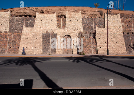 Scena di strada nella città di Ouarzazate centro, Marocco Foto Stock