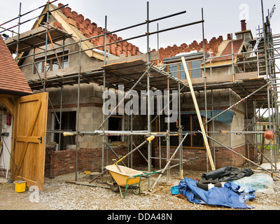 Auto casa Costruzione, costruzione tetto, mattonelle di terracotta impilati su listelli pronto per essere prevista Foto Stock