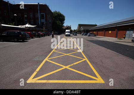 Un elemento allungato di box giallo in un parcheggio a Bristol. Foto Stock