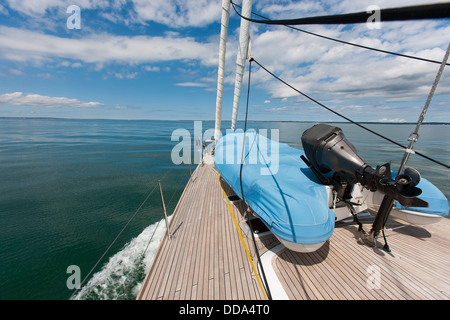 Uno yacht a vela con una bandiera britannica e un gommone sulla coperta di prua si avvicina al canale di Cape Cod in Massachusetts, STATI UNITI D'AMERICA Foto Stock