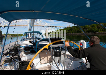 Uno yacht a vela con una bandiera britannica si avvicina al canale di Cape Cod ponte ferroviario nel canale di Cape Cod in Massachusetts, STATI UNITI D'AMERICA Foto Stock