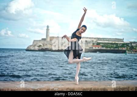 Una ballerina classica da Cuba National Ballet al Malecon. Foto Stock