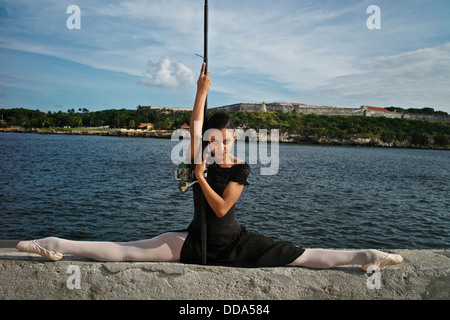 Una ballerina classica da Cuba National Ballet al Malecon. Foto Stock
