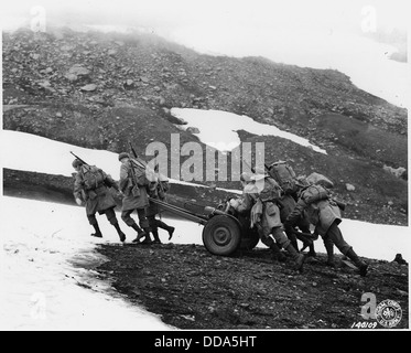 Soldati di un Inf. haul loro 37mm pistola fino a Mt. passano attraverso la neve e oltre la ruvida terrian. L'Alaska. - - 196202 Foto Stock