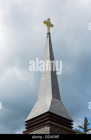 Questa Croce celtica è innalzato al cielo su un alto campanile. L'anello in croce respresents eternità. Foto Stock
