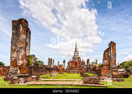 Resti di templi buddisti in Ayutthaya parco storico, che ha le rovine dell'antica capitale della Thailandia ... Foto Stock