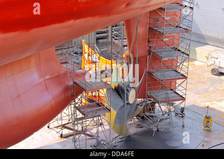 Viti di ricambio sulla nave al molo. Foto Stock