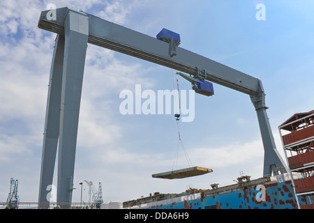 Gantry Crane sul gruppo del recipiente in un cantiere navale Foto Stock