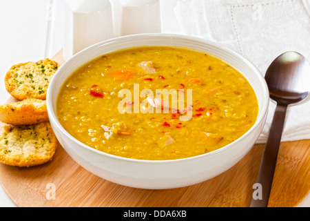 Zuppa di lenticchie con pancetta Foto Stock