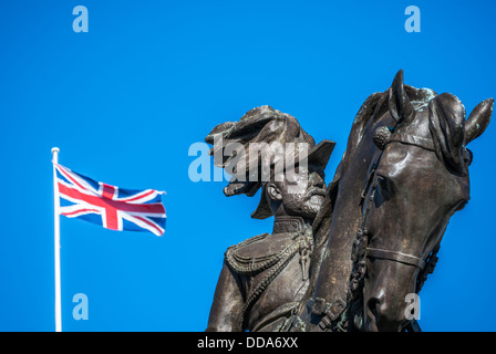 Statua del re Edward VII a Liverpool con la union jack dietro. Foto Stock