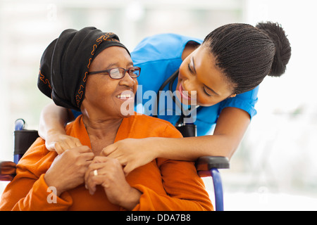 Felice senior paziente con cordiale infermiera femmina Foto Stock