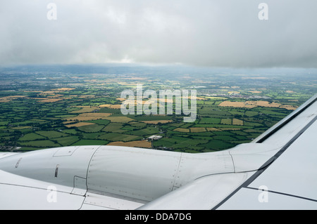 Vista da una ryanair airbus 320 in arrivo a terra nell'aeroporto di Dublino, Irlanda. Foto Stock