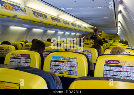 Cabina di un ryanair sugli aerei Airbus 320. Foto Stock