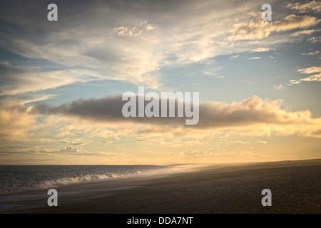 Seascape Luce della Sera - una vista lungo una spiaggia deserta in ultima luce, appena prima che il sole scompare. Foto Stock