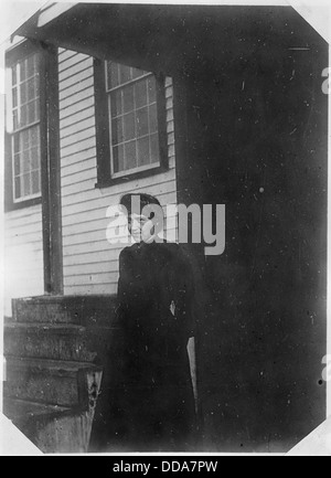 Un ritratto di una giovane donna indiana non identificata, catturato in una fotografia storica, che mostra il suo abbigliamento tradizionale e le sue caratteristiche. Foto Stock