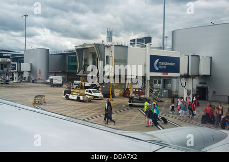 Aeroporto di Manchester vista dall'interno della cabina di un aeromobile in parcheggio, Inghilterra, Regno Unito. Foto Stock