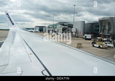 Aeroporto di Manchester vista dall'interno della cabina di un aeromobile in parcheggio, Inghilterra, Regno Unito. Foto Stock