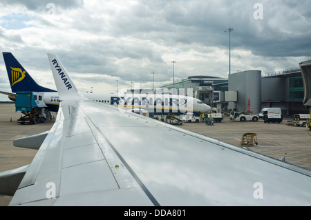 Aeroporto di Manchester vista dall'interno della cabina di un aeromobile in parcheggio, Inghilterra, Regno Unito. Foto Stock
