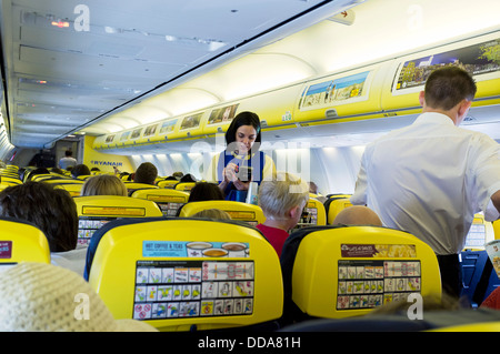 Cabina di un ryanair sugli aerei Airbus 320. Foto Stock