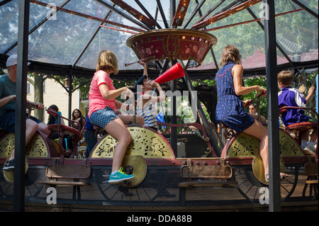 Un uomo-powered giostra bicicletta a Fete Paradiso (Fête Paradiso) su Governor's Island in New York Foto Stock