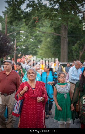 Centinaia di membri del Centro indù marzo attraverso il quartiere di lavaggio in New York Foto Stock