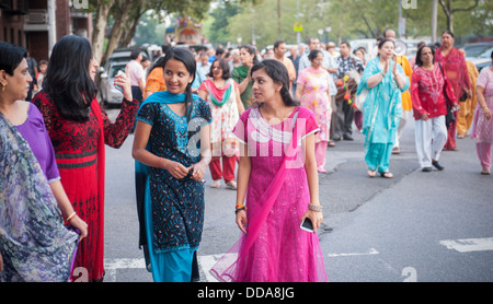 Centinaia di membri del Centro indù marzo attraverso il quartiere di lavaggio in New York Foto Stock