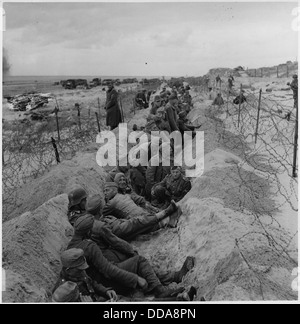 Questa immagine raffigura i prigionieri di guerra tedeschi in Francia durante la seconda guerra mondiale. La foto cattura le difficili condizioni e il gran numero di prigionieri di guerra detenuti nei campi durante il conflitto. Foto Stock