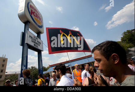 Austin, Texas USA: fast-food i lavoratori e simpatizzanti marzo partecipazione ad altre città degli Stati Uniti che protestavano a basso salario ristorante Foto Stock