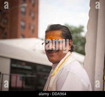 Centinaia di membri del Centro indù marzo attraverso il quartiere di lavaggio in New York Foto Stock