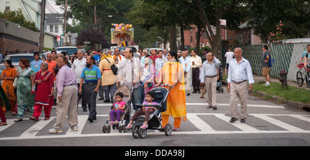 Centinaia di membri del Centro indù marzo attraverso il quartiere di lavaggio in New York Foto Stock