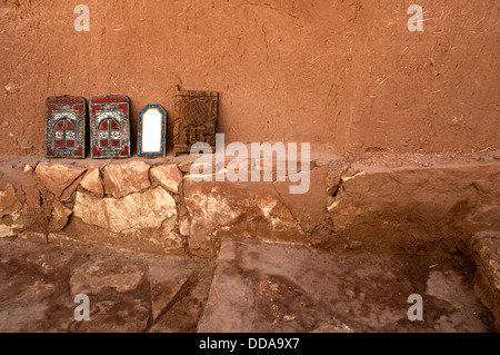 Souvenir fatti a mano sul display in Ait Benhaddou kasbah, Marocco Foto Stock