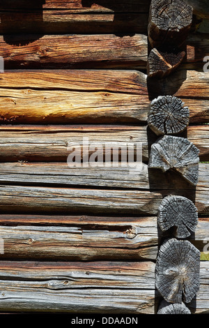 Angolo di un vecchio Norwegian Log Cabin Foto Stock