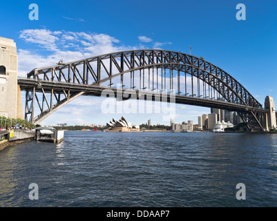Dh Porto di Sydney Australia Sydney Opera House Sydney Harbour Bridge city Foto Stock