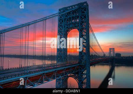 Il traffico mattutino incrocio tra il New Jersey e New York crea percorsi di luce sul ponte George Washington Bridge prima dell'alba. Foto Stock