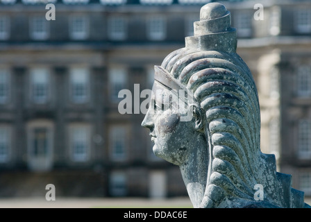 Statua della Sfinge a Hopetoun House - mansion vicino a Queensferry, Edimburgo, Scozia, Regno Unito, Europa Foto Stock