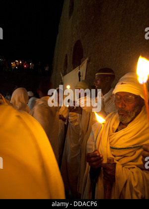 Pellegrini nella notte di Pasqua processione in Lalibela Foto Stock