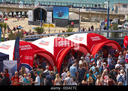 Bournemouth, Regno Unito giovedì 29 agosto 2013. Fino a un massimo di un milione di persone sono impostati a scendere sul Bournemouth nei prossimi quattro giorni come il sesto annuale Festival aria ottiene in corso. La folla gregge alla spiaggia per il primo giorno del Festival di aria - era la prima volta che le frecce rosse visualizzati in Bournemouth come nove poiché Jon Egging era stato ucciso nel 2011 durante il Bournemouth Air Festival. Foto Stock