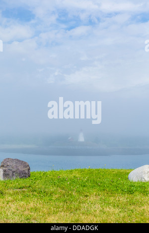 Una vista da Lubec, Maine, al di là del confine tra il Canada e gli Stati Uniti, a Mulholland Point Lighthouse. Foto Stock