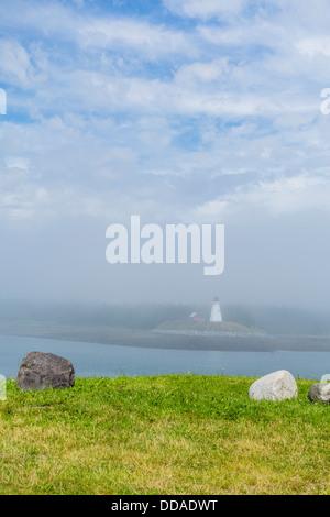 Una vista da Lubec, Maine, al di là del confine tra il Canada e gli Stati Uniti, a Mulholland Point Lighthouse. Foto Stock