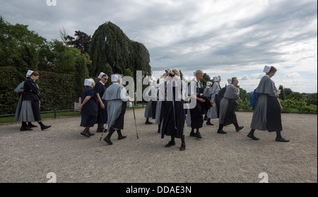 Le suore in una giornata fuori a Schloss Sanssouci, Potsdam, Germania Foto Stock