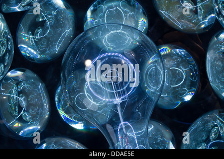 La lampada all'interno di un vecchio planetarium circondato da lenti Foto Stock