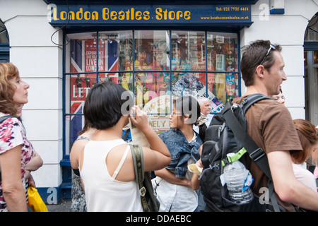 Le persone al di fuori del Beatles Store a Londra " London Beatles Store'. Foto Stock